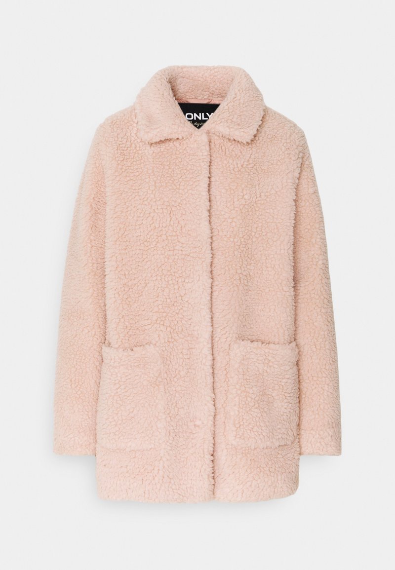 Cappotto fluffy rosa chiaro realizzato in un tessuto morbido e testurizzato. Presenta un colletto e due tasche frontali. Design semplice con apertura frontale.