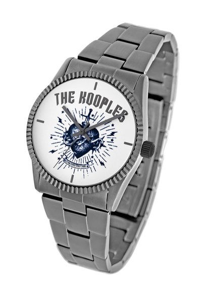 Reloj de acero inoxidable con pulsera plateada, esfera blanca, texto negro en negrita y diseño gráfico que presenta un motivo de corazón y espada.