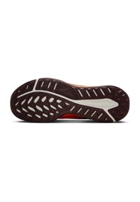 Semelle de chaussure avec des motifs de semelle noir et blanc conçus pour l'adhérence et la flexibilité sur des chaussures de sport.