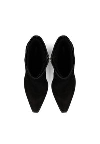 Botas de tobillo de ante negro con punteras puntiagudas, cierre de cremallera en la parte posterior y textura suave. Diseño minimalista, sin patrones ni acentos visibles.