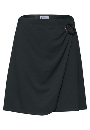 Sort knælang omslagsnederdel med sidebæltespænde og let drapering, lavet af glat stof.