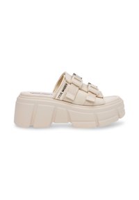 Beige platform slide sandal med tykk gummisål, med to brede stropper og metalliske detaljer. Glat tekstur og åben bagside.