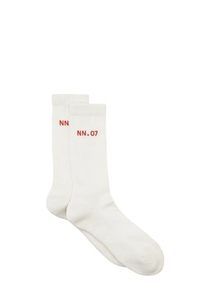Weiße gerippte Crew-Socken mit rotem "NN.07"-Schriftzug nahe dem oberen Bündchen, nebeneinander auf weißem Hintergrund dargestellt.
