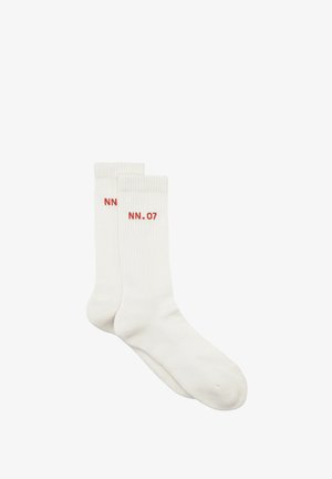 Weiße gerippte Crew-Socken mit rotem "NN.07"-Schriftzug nahe dem oberen Bündchen, nebeneinander auf weißem Hintergrund dargestellt.