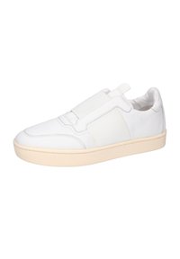 Sneaker bianche con tomaia in pelle liscia, pannelli laterali elastici e suola in gomma beige. Design minimalista senza hardware visibile.