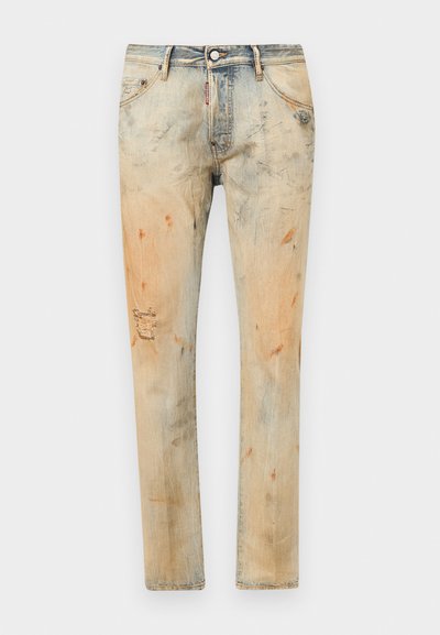 Izblijedjele plave traperice s istrošenim izgledom, s mrljama i rupom na jednom koljenu. Klasični dizajn s pet džepova i metalnim gumbom za zatvaranje.