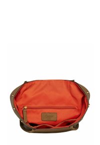 Sac à main marron avec intérieur en tissu orange vif, comprenant une poche zippée et deux compartiments ouverts à l'intérieur.