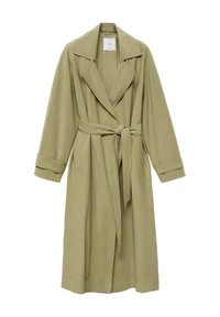 Zielono-oliwkowy płaszcz trencz do kolan z gładkiego materiału, z klapowanym kołnierzem, długimi rękawami i paskiem do przewiązania w talii.