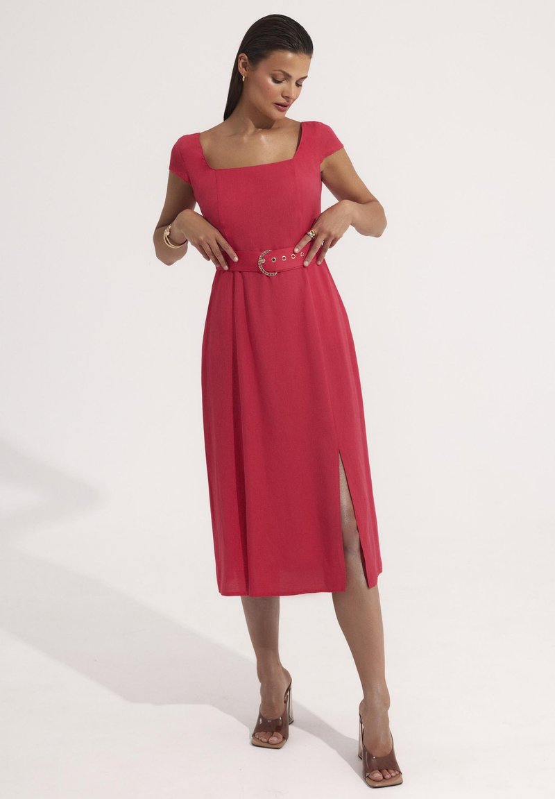 Czerwona sukienka midi z kwadratowym dekoltem, krótkimi rękawami i bocznymi rozporkami. Wyposażona w pasek z okrągłą klamrą. Gładki materiał i dopasowany krój.