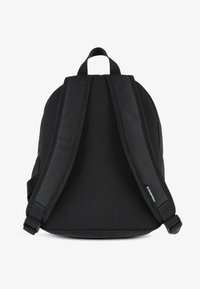 Černý batoh zaobleného tvaru, vybavený polstrovanými ramenními popruhy, texturovaným povrchem a výrazným logem na jednom popruhu.