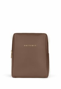 Bruine neplederen rugtas met een gestructureerd oppervlak, goudkleurig logo "SUITSUIT" in reliëf op de voorkant, en een ritssluiting.
