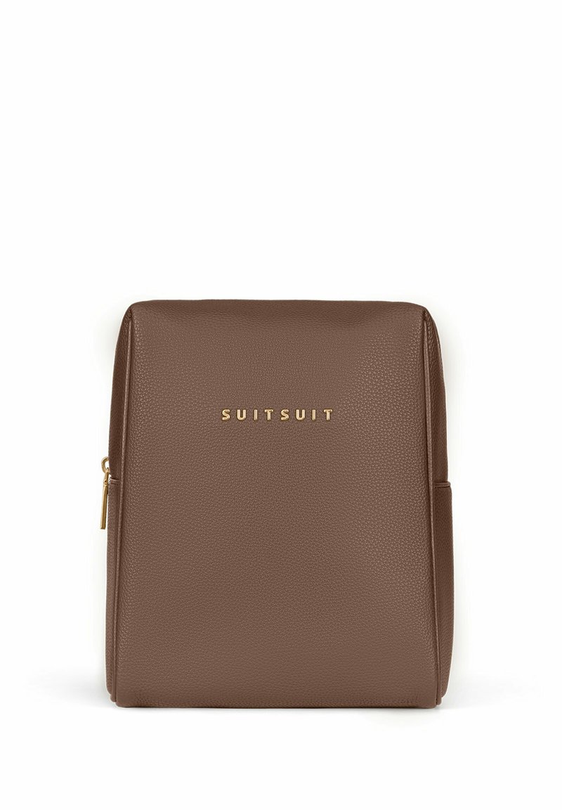 Bruine neplederen rugtas met een gestructureerd oppervlak, goudkleurig logo "SUITSUIT" in reliëf op de voorkant, en een ritssluiting.