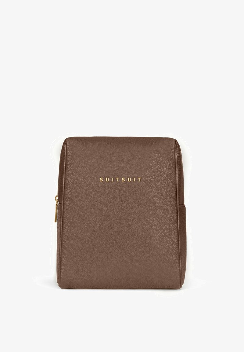 Bruine neplederen rugtas met een gestructureerd oppervlak, goudkleurig logo "SUITSUIT" in reliëf op de voorkant, en een ritssluiting.