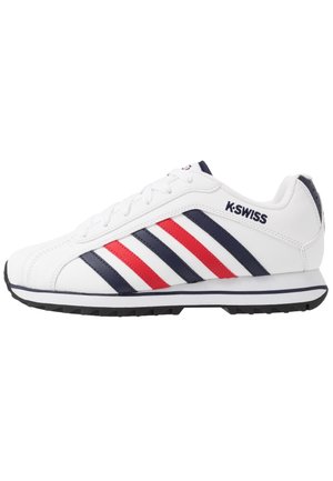Biały sneaker K-Swiss z czerwonymi i granatowymi paskami, białymi sznurówkami i czarną podeszwą, pokazany z profilu prawej strony na białym tle.