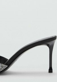 Mango Pantofle na podpatku - black