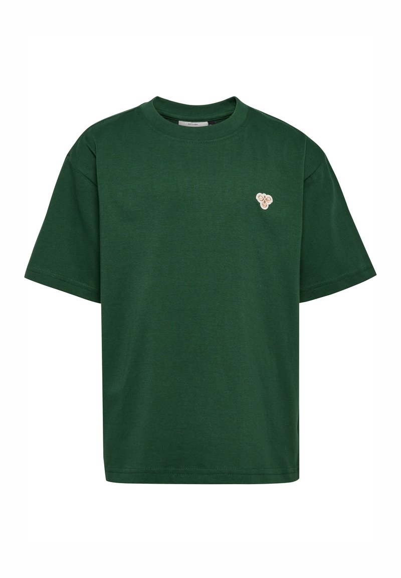 Mörkgrön kortärmad T-shirt med en avslappnad passform, tillverkad av bomull. Ett anmärkningsvärt detalj är en ljus broderad logotyp på bröstet.