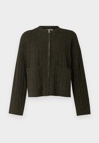 Dark green cropped sweater with ribbed texture, wide sleeves, two front pockets, and a central metal zip closure.