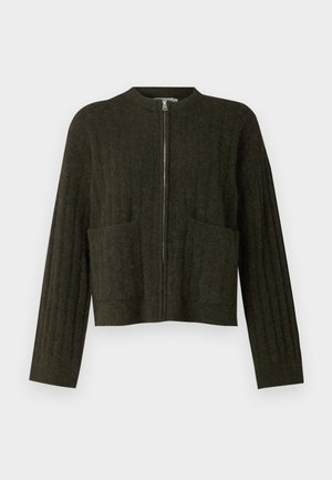 Sötétzöld, rövidített pulóver bordázott textúrával, széles ujjal, két elülső zsebbel és középső fém cipzárral.