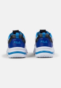 Baskets FILA bleu et noir avec semelles blanches. Présentent un design texturé, un col rembourré et un détail de logo sur le talon. Onglet de traction à l'avant inclus.