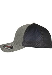Cappello grigio in misto lana con retro in rete nera. Presenta una visiera curvata e un'etichetta Flexfit sul lato interno della visiera.