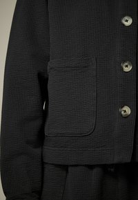 Next TEXTURED UP - REGULAR FIT - Skraistė  - black