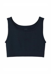 Marineblauwe geribbelde sportbeha met een ronde hals, brede banden en een aansluitende onderband. Het materiaal lijkt zacht met een lichte textuur.