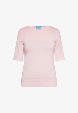 Suéter corto de manga corta en color rosa claro, hecho de una tela suave. Presenta un escote barco y un dobladillo acanalado, creando una silueta ajustada y suave.