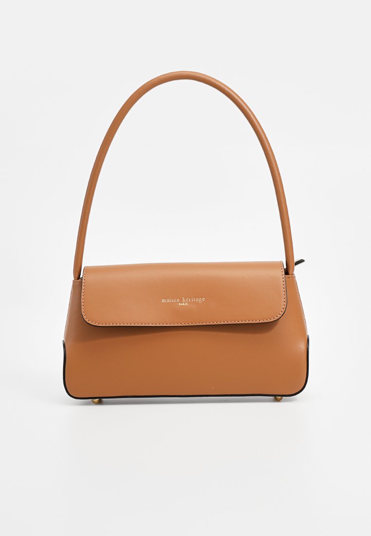 Braune Lederhandtasche mit Klappenverschluss, runder Tragegriff und goldenem Logo. Sie zeichnet sich durch ein elegantes Design mit kontrastierenden schwarzen Kanten aus.