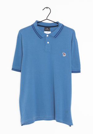 Niebieska koszulka polo z krótkim rękawem, z dwoma białymi guzikami, ciemnoniebieskimi podwójnymi paskami na kołnierzyku i rękawach oraz małą, haftowaną, wielokolorową zebrą.