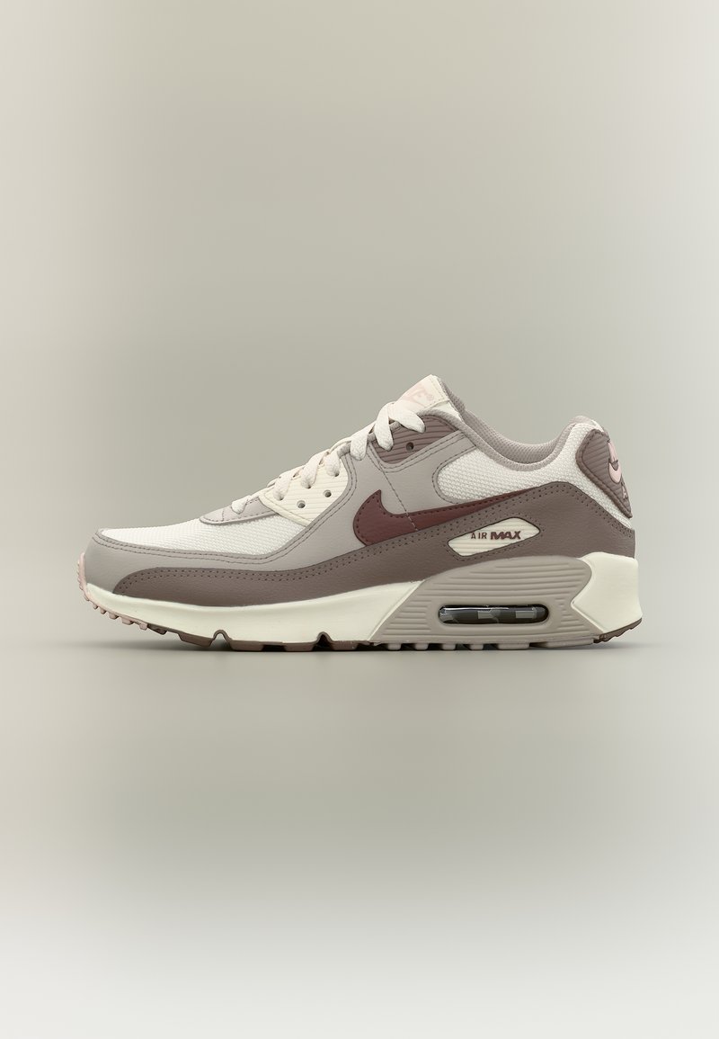 Αθλητικό παπούτσι Nike Air Max χαμηλού προφίλ σε μπεζ και καφέ χρώμα με ορατό αερόσακο στη σόλα, λογότυπο Swoosh στο πλάι και υφασμένη εξωτερική σόλα.