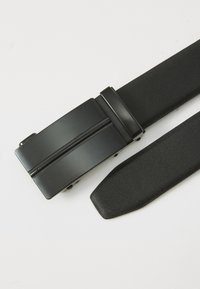Black leather belt with a matte black automatic buckle featuring a central grooved stripe detail on a white background.
