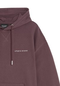 Bordeaux hættetrøje med snøre i hætten, med hvid "LYLE & SCOTT" tekst broderet på brystet. Lavet af blødt bomuldsstof.