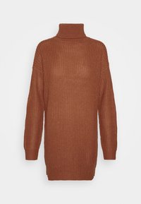 Pull long en mailles épaisses de couleur marron avec col roulé, poignets et ourlet côtelés, présenté sur un fond blanc uni.
