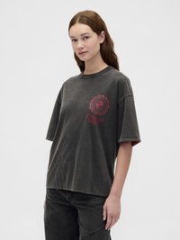 Σκούρο γκρι φαρδιά μπλούζα από απαλό βαμβάκι, με κόκκινο κυκλικό λογότυπο και το κείμενο "Stranger Things". Κοντά μανίκια και άνετη εφαρμογή.