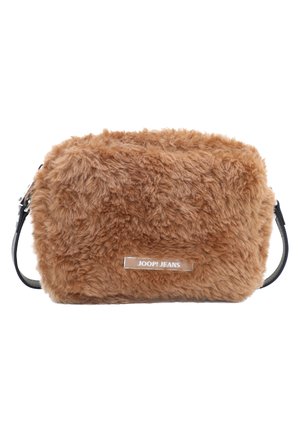 Sac bandoulière rectangulaire en fausse fourrure marron avec des sangles noires réglables et une plaque logo argentée "JOOP! JEANS" sur le devant.