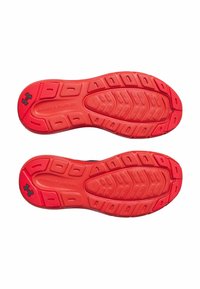 Rode rubberen buitenzool met een gestructureerd patroon en dempingspads. Het merk "Under Armour" is zichtbaar op de hiel en de voetboog.