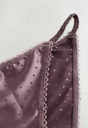 Ljuslila satinbralette med prickar, känslig spetsdetalj och en rynkad elastisk rem för extra detalj och textur.