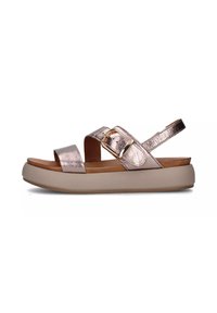 Sandalo metallic color rosé con due cinturini, dettaglio con fibbia e suola piatta in un chiaro tannato a contrasto. Texture liscia in tutto il prodotto.