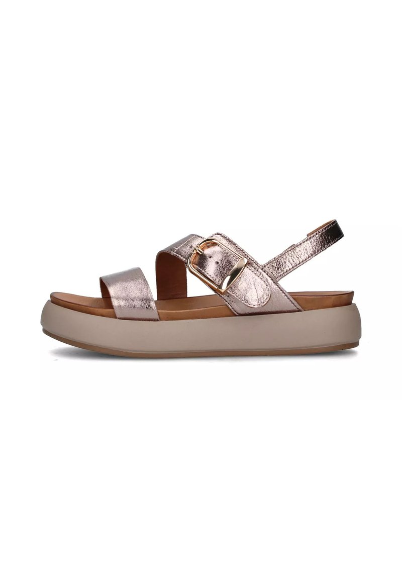 Sandalo metallic color rosé con due cinturini, dettaglio con fibbia e suola piatta in un chiaro tannato a contrasto. Texture liscia in tutto il prodotto.