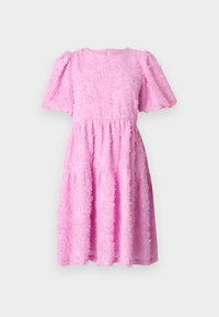 Vestido rosa com um design floral texturizado, mangas curtas bufantes, decote redondo e saia em camadas. Fecho com zipper nas costas.