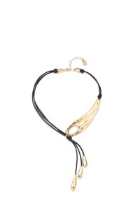 Collier pendentif en métal doré avec cordon en cuir noir. Comprend un pendentif lisse et allongé ainsi que trois accents en goutte. Longueur ajustable.