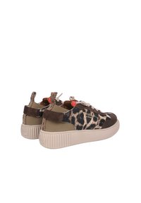 Sneakers con stampa leopardata, corpo in tela beige e accenti in suede marrone. Presentano una suola in gomma bianca testurizzata e lacci rosa.