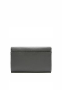 Billetera de cuero gris con un acabado texturizado, que presenta un cierre de solapa superior y sutiles detalles de costura. Diseño compacto y rectangular.