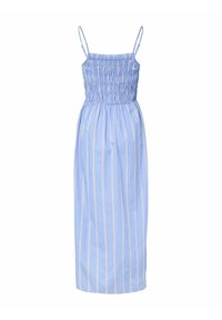 Robe longue bleu clair avec fines bretelles ajustables, corsage froncé et rayures verticales blanches et beiges.