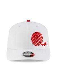 Weißer Hut mit strukturiertem Design, ausgestattet mit einem roten kreisförmigen Grafikmotiv mit Streifen und einem roten gestickten Logo. Mit verstellbarem Druckverschluss hinten.