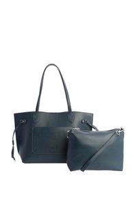 Gran bolsa tote de color azul oscuro con dos asas para el hombro y un bolsillo frontal, acompañada de un bolso cruzado más pequeño con cremallera y correa ajustable.