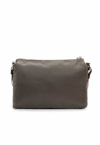 Borsetta in tessuto grigio texturizzato con chiusura a zip, accentuata da un dettaglio in pelle marrone e una tracolla removibile. Forma rettangolare, design minimalista.