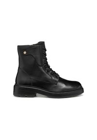 Botas negras de cuero hasta el tobillo con punta redonda, cordones en la parte delantera y suela de goma texturizada baja; cuentan con un acento metálico decorativo en un lado.