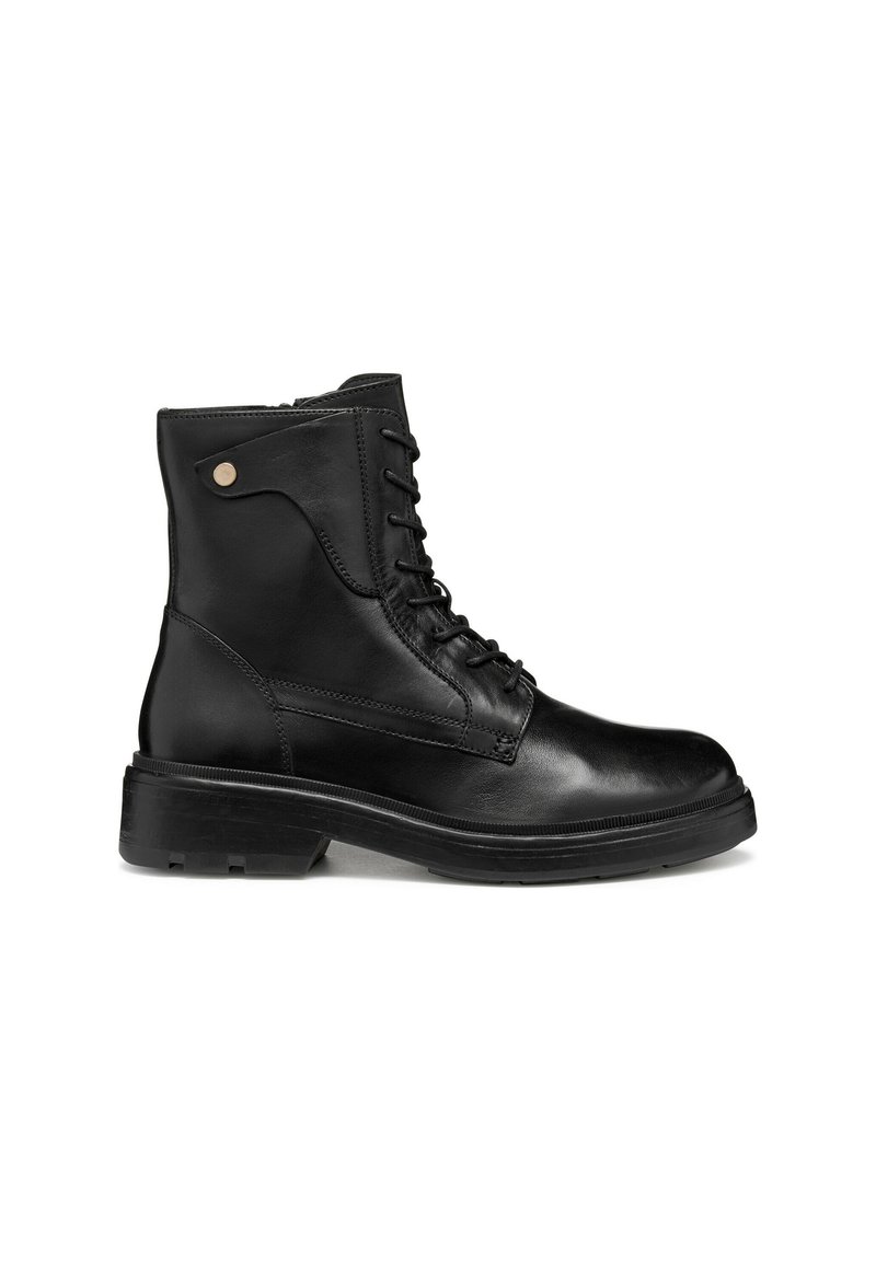 Botas negras de cuero hasta el tobillo con punta redonda, cordones en la parte delantera y suela de goma texturizada baja; cuentan con un acento metálico decorativo en un lado.