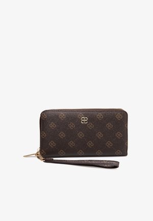 Brązowy skórzany portfel z zamkiem błyskawicznym, z teksturowaną powierzchnią, złotymi akcentami i wytłoczonym wzorem logo na całej powierzchni. Zawiera pasek na nadgarstek.